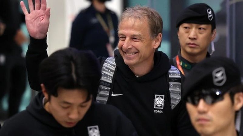 Klinsmann bị sa thải tại Hàn Quốc do lối sống xa cách, thiếu trách nhiệm và thành tích kém.