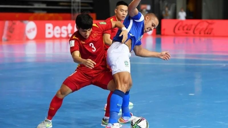 Futsal: Bóng đá trong nhà 5 người, đề cao kỹ thuật và phối hợp trong không gian hẹp.