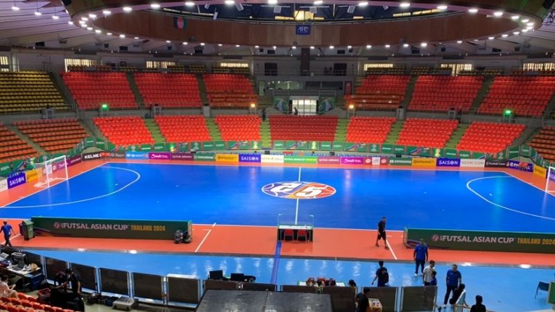 Sân futsal nhỏ (40×20m); bóng nặng, ít nảy giúp kiểm soát và xử lý kỹ thuật.