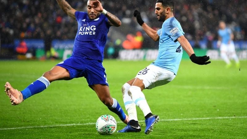 Nếu hậu vệ cố ý chạm bóng, lỗi việt vị ban đầu sẽ bị hủy, không bị thổi phạt.