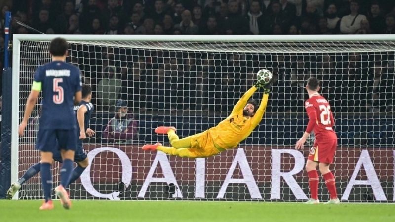 Thủ môn bay người cứu thua cần phản xạ nhanh, phối hợp tay chân chuẩn xác và an toàn.