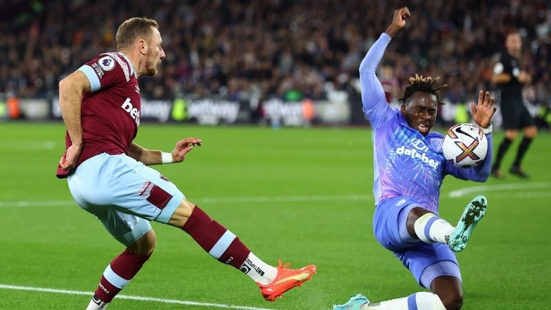 Luật chạm tay mới nhấn mạnh ý định, tay không tự nhiên, làm tăng penalty đáng kể.