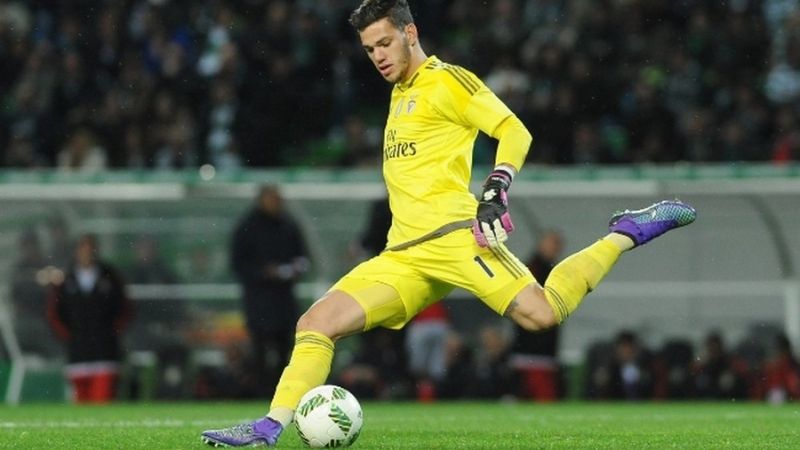 Luật phát bóng mới giúp triển khai bóng nhanh, hỗ trợ thoát pressing từ tuyến dưới.