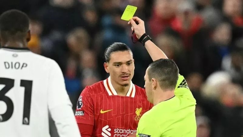 Luật chạm tay khắt khe tăng phạt đền, thẻ cho HLV/BHL tạo kèo cược phụ và căng thẳng.