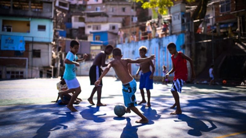 Bóng đá Brazil hình thành từ lịch sử, Samba và bóng đá đường phố, tạo nên bản sắc riêng.