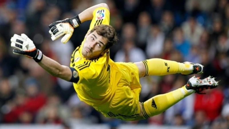 Thủ môn phải phán đoán nhanh, chọn kỹ thuật cứu thua phù hợp và đọc tình huống chính xác.