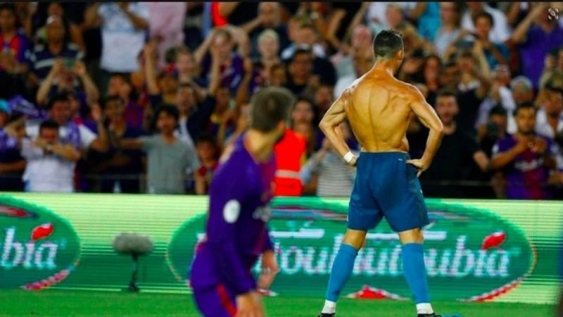 ronaldo cởi áo sau khi ghi bàn vào lưới Barca
