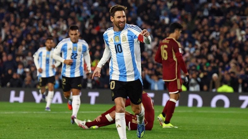Lionel Messi là chân sút vĩ đại nhất lịch sử Argentina, vô địch World Cup 2022 và tiếp tục dẫn dắt đội tuyển chinh phục các danh hiệu lớn.