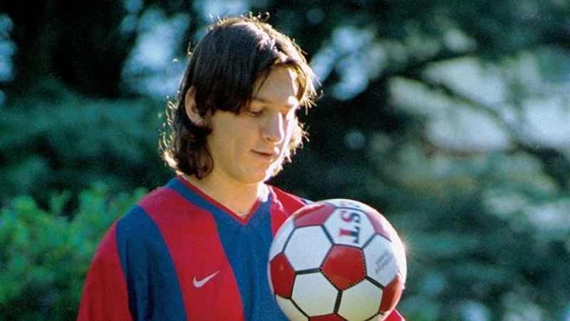 Messi từng mắc thiếu hormone tăng trưởng, nhưng được Barcelona hỗ trợ điều trị, mở ra bước ngoặt sự nghiệp.