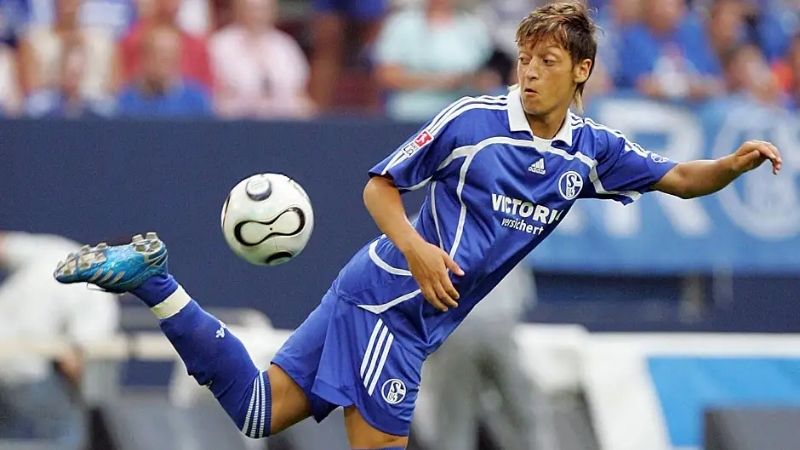 Mesut Özil sớm bộc lộ tài năng, trưởng thành từ Schalke 04 và khẳng định vai trò “nhạc trưởng” khi khoác áo Werder Bremen.