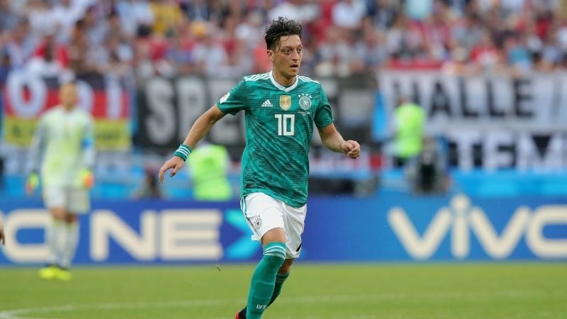 Mesut Özil là trụ cột tuyển Đức vô địch World Cup 2014, nhưng chia tay ĐTQG để lại tranh luận lớn về phân biệt đối xử và bóng đá hiện đại.