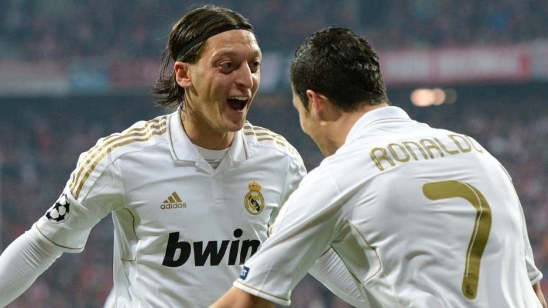 Mesut Özil gia nhập Real Madrid, trở thành nhạc trưởng kiến tạo hàng đầu, góp công lớn giúp CLB giành La Liga và Cúp Nhà Vua
