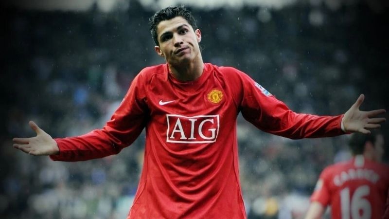 Năm 2003, Ronaldo gia nhập Manchester United, trở thành ngôi sao toàn diện và giành nhiều danh hiệu lớn.