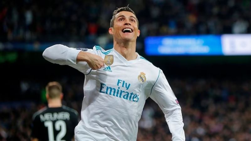 Ronaldo gia nhập Real Madrid, trở thành chân sút biểu tượng và giành nhiều danh hiệu lớn.