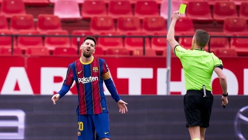 Thẻ Vàng cảnh cáo cầu thủ/HLV vì lỗi phi thể thao, phản ứng thái quá hoặc trì hoãn trận đấu.