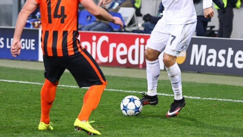 Elastico: kéo bóng ra xa rồi đẩy ngược, vượt đối thủ với Ronaldinho là bậc thầy.