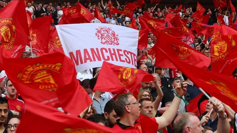 Bóng đá Anh: Biểu tượng cộng đồng mạnh mẽ, thu hút fan toàn cầu từ mọi cấp độ.