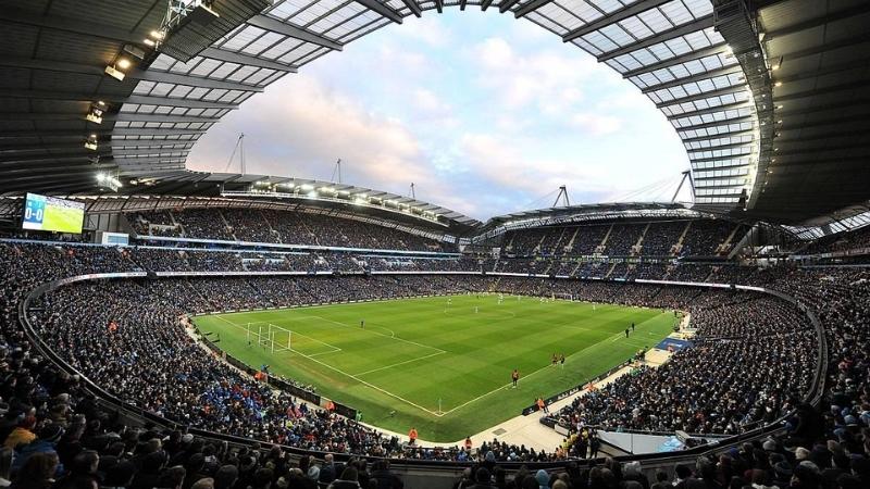 Fan hâm mộ Anh gắn bó CLB địa phương, cổ vũ bằng hát tập thể, cuồng nhiệt nhưng chừng mực.