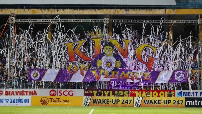 CĐV tạo bầu không khí sôi động, tiếp thêm tinh thần cầu thủ