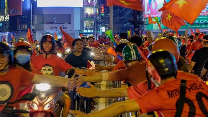 Danh hiệu AFF Cup 2018 khơi dậy niềm tự hào dân tộc, tạo “cơn bão đỏ” khắp Việt Nam.