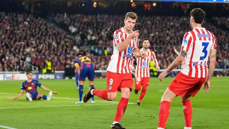 Atletico dẫn 2-0 nhờ công Sørloth dù Barca nỗ lực tấn công trong thế thiếu người.
