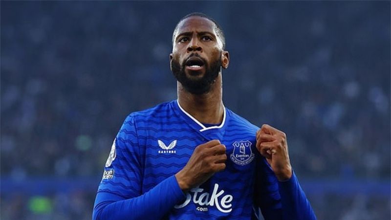 Beto gỡ hòa 1-1 cho Everton; thủ môn Mamardashvili chấn thương rời sân.