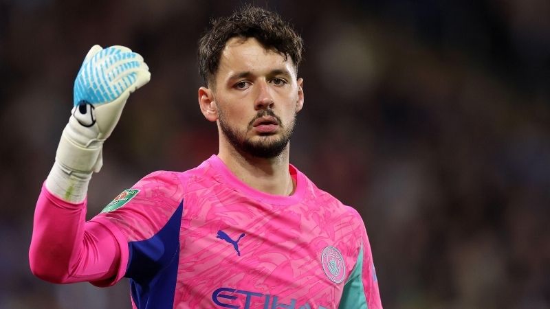 Liverpool, Chelsea và Tottenham cùng tranh giành thủ thành James Trafford của Man City.