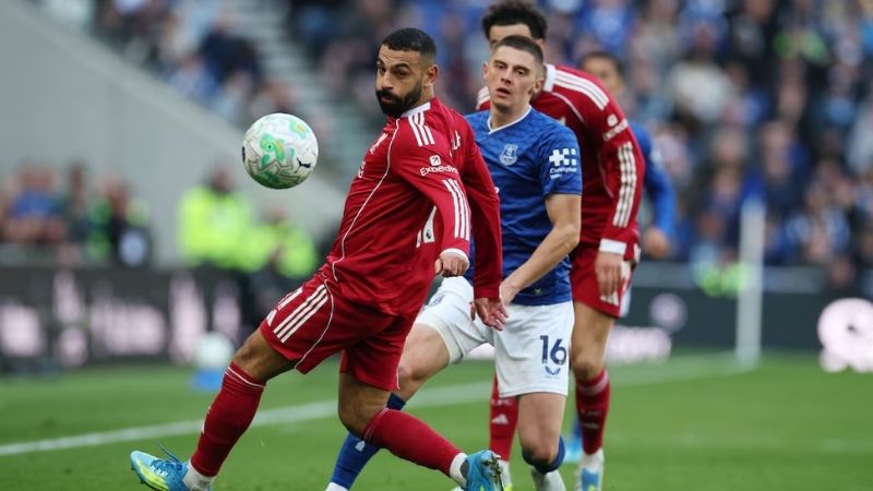 Salah ghi bàn giúp Liverpool dẫn 1-0; cân bằng kỷ lục ghi bàn derby của Gerrard.