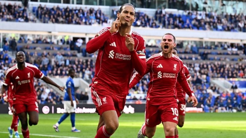 Van Dijk ghi bàn phút 90+10, giúp Liverpool thắng kịch tính Everton 2-1.