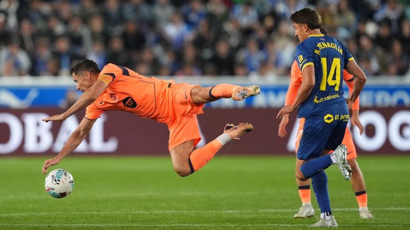 Barca bế tắc, Diabate lập siêu phẩm giúp Alavés thắng 1-0 đầy quả cảm.