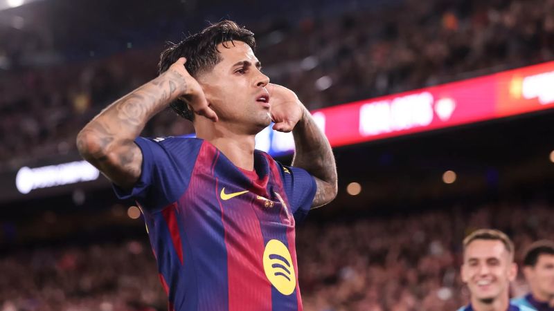 Cancelo sút xa đẹp mắt nâng tỷ số lên 3-1, định đoạt chiến thắng cho Barcelona.
