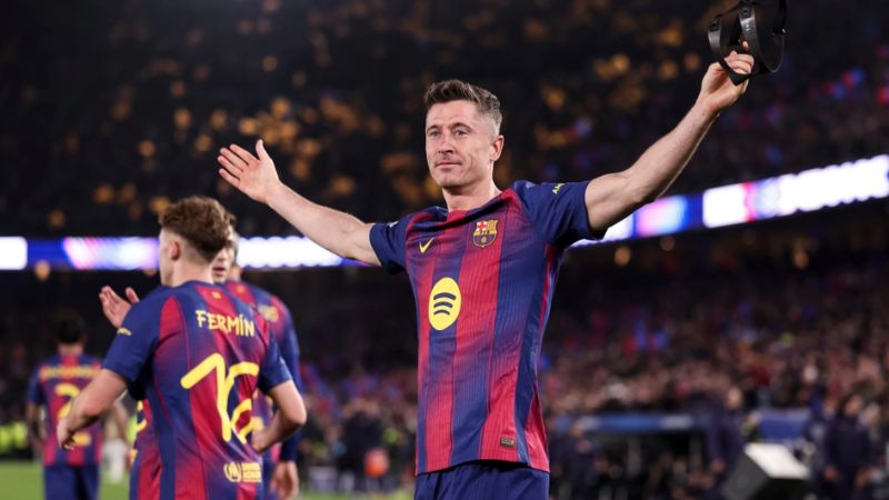 Lewandowski suýt ghi bàn, khóc nức nở rời sân trong tràng pháo tay của Camp Nou.