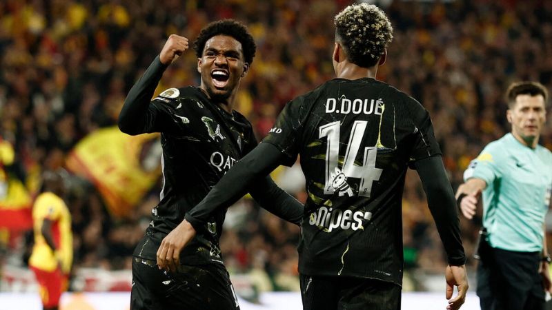 PSG thắng Lens 2-0 đầy thực dụng nhờ sự tỏa sáng của Kvaratskhelia và Mbaye.