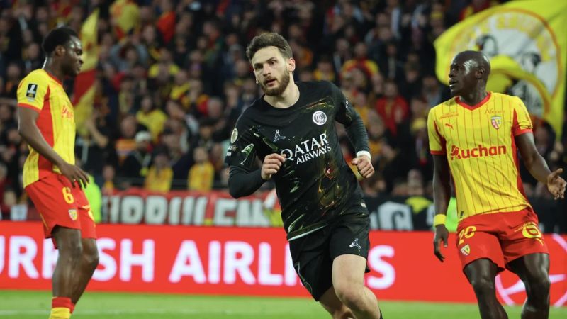 Kvaratskhelia ghi bàn giúp PSG dẫn 1-0 trước sức ép nghẹt thở từ Lens.