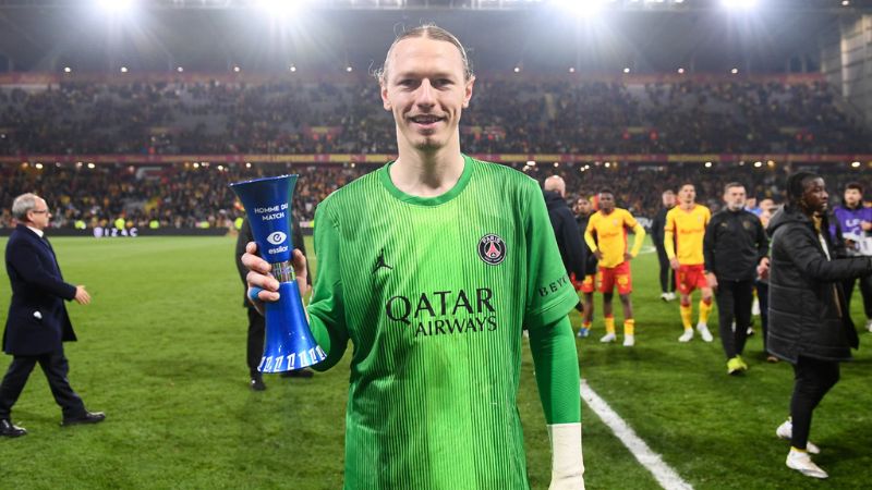 Safonov rực sáng với 8 pha cứu thua giúp PSG thắng Lens dù bị áp đảo hoàn toàn.