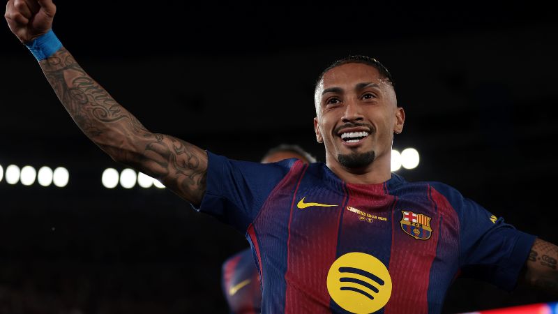 Raphinha sút phạt ghi bàn đẹp mắt, đưa Barcelona dẫn trước Betis 1-0.