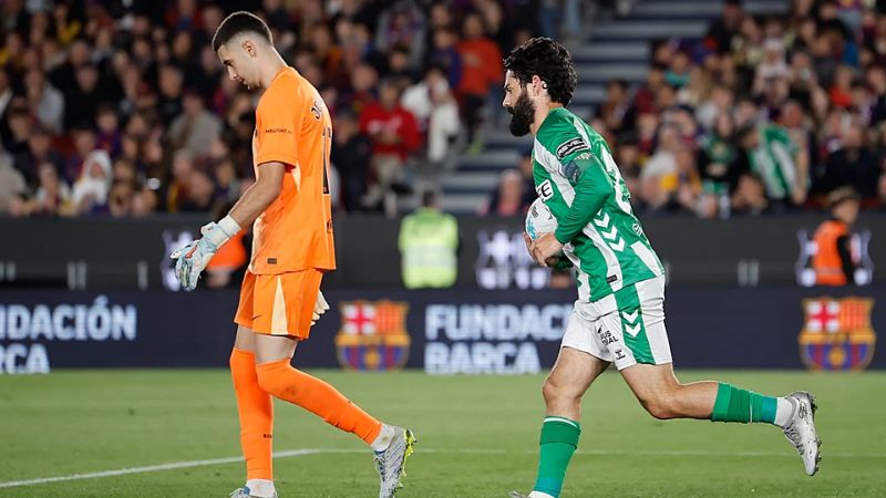Isco đá phạt đền thành công rút ngắn tỷ số xuống 1-2 sau quả penalty gây tranh cãi.