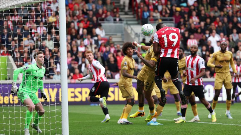 Ouattara đánh đầu tung lưới Palace ở phút 88, giật lại trận hòa 2-2 cho Brentford.