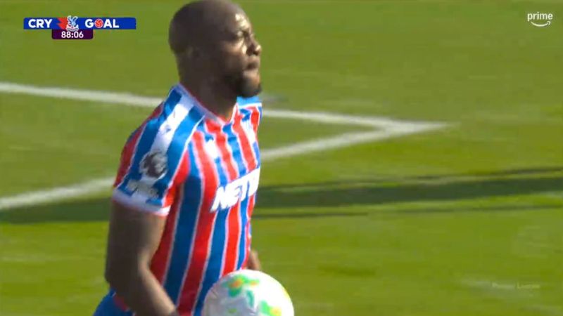 Mateta rút ngắn 1-2, VAR hủy bàn gỡ của Pino. Arsenal thắng sát nút trên sân khách.