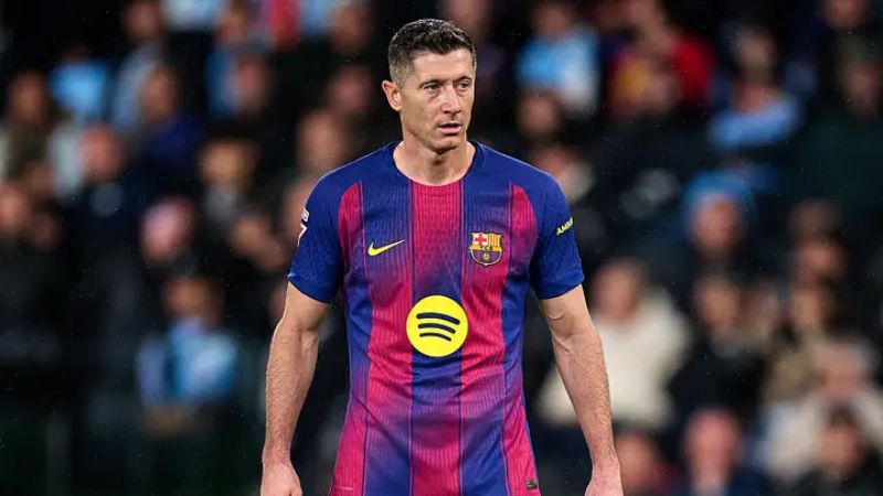 Lewandowski và Rashford là "nút thắt" trong hệ thống pressing đòi hỏi thể lực cao.