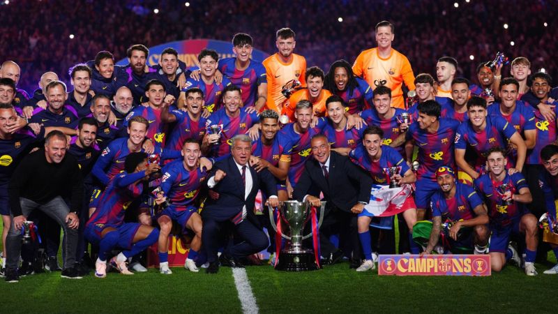 Hansi Flick phục hưng Barca bằng lối đá tấn công, pressing và dàn sao trẻ rực sáng.