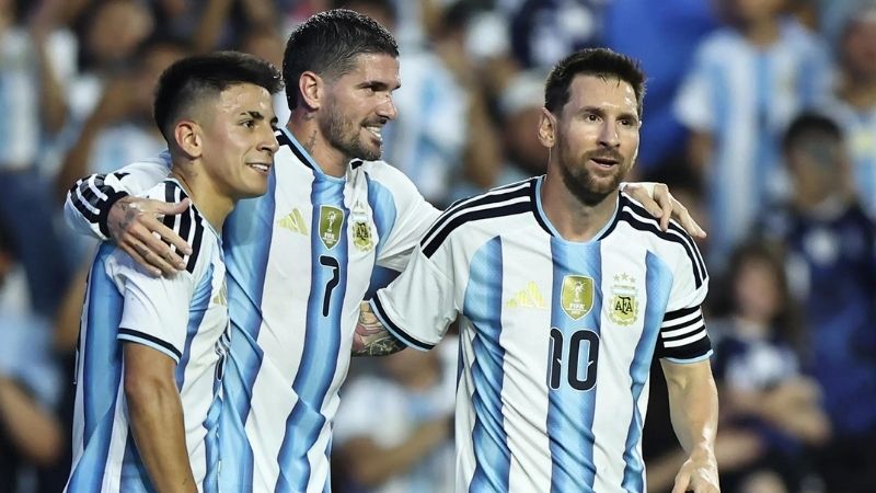 Argentina có hàng công mạnh nhưng đối mặt bài toán thể lực của Messi và hàng thủ già.