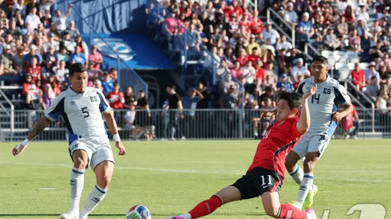 Hàn Quốc ép sân, ép đảo cả hiệp 1 nhưng bất lực ghi bàn trước El Salvador (0-0).