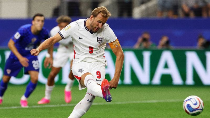 Kane sút phạt đền thành công ở lần đá lại sau VAR, mở tỷ số 1-0 cho tuyển Anh.
