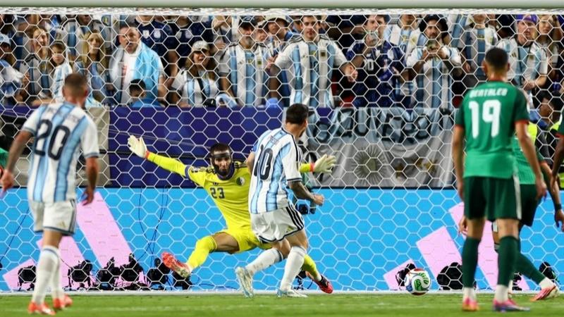 Messi sút xa tuyệt đẹp mở tỷ số, bật khóc hạnh phúc ở tuổi 38 tại World Cup.