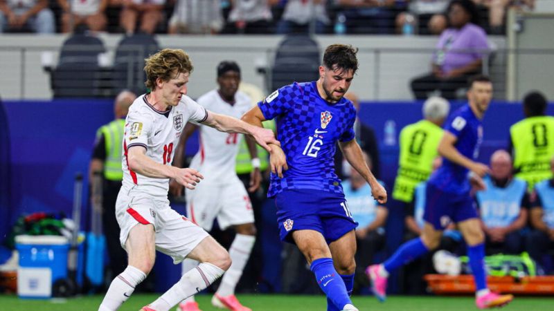 Baturina sút xoáy hiểm hóc gỡ hòa 1-1 cho Croatia sau pha phản công xuất sắc.