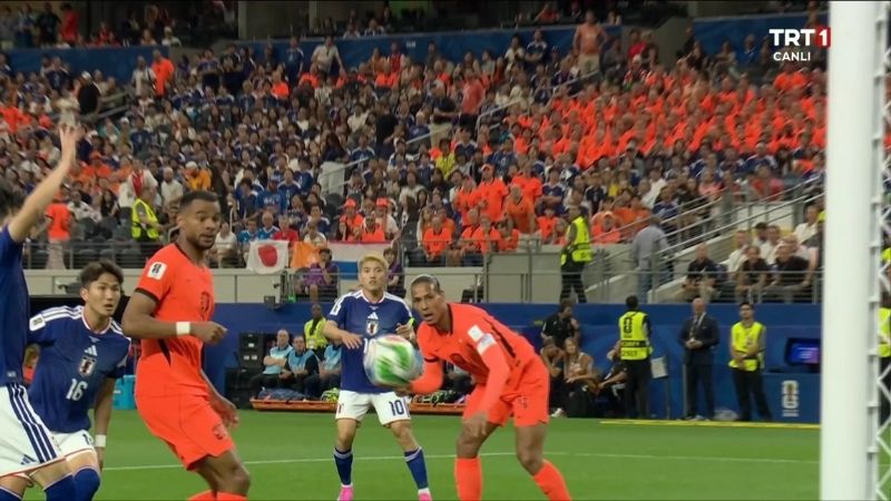 Van Dijk đánh đầu hiểm hóc từ quả treo bóng của Gravenberch, mở tỷ số 1-0 cho Hà Lan.
