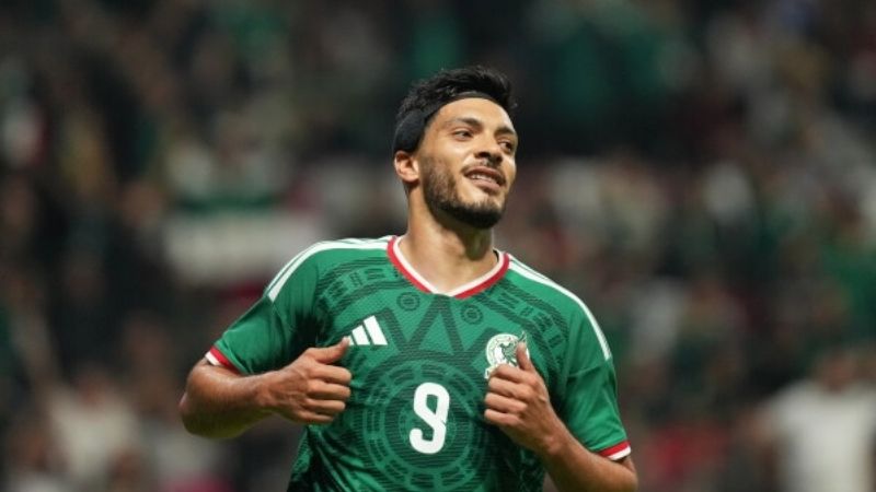 Phút 57, Raúl Jiménez dứt điểm dứt khoát trong vòng cấm, nâng tỷ số lên 3–1 cho Mexico.