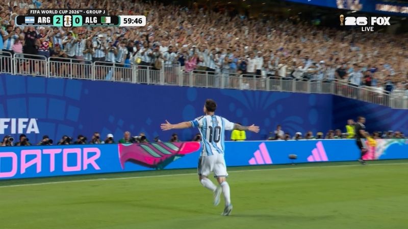 Messi đệm bóng nhân đôi cách biệt, đạt cột mốc 15 bàn thắng tại World Cup.