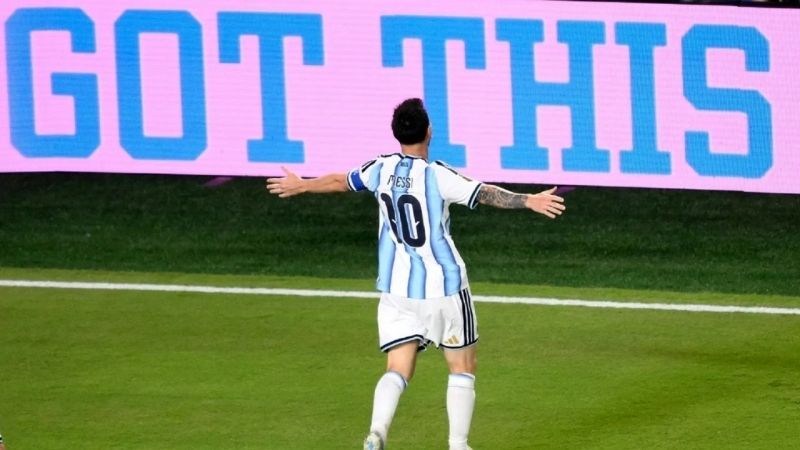 Messi lập hat-trick nâng tỷ số lên 3-0 từ đường kiến tạo của Lautaro Martínez.